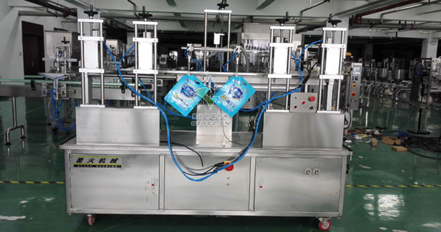 吸嘴袋灌裝旋蓋機(jī),吸嘴自立袋灌裝旋蓋機(jī)